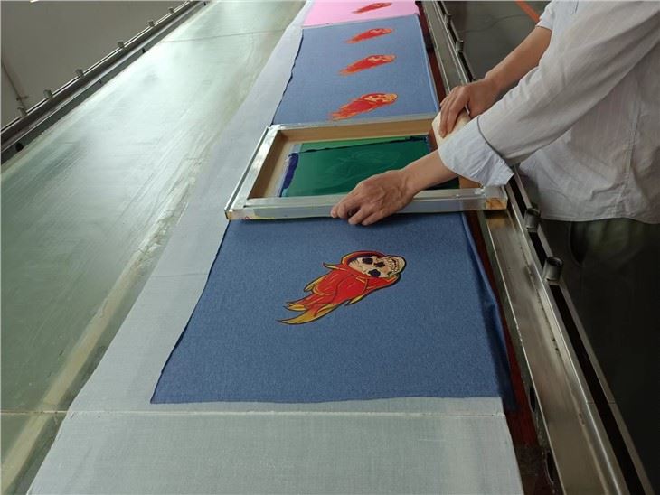 Sudadera con capucha de serigrafía