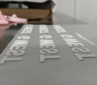 ¿Se puede utilizar la impresión con tinta de silicona para la producción a gr...